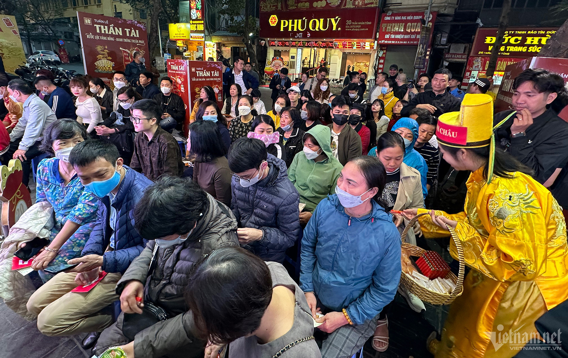 Mua vàng ngày Thần Tài không quan tâm giá cả, có khách phóng tay mua trăm nhẫn