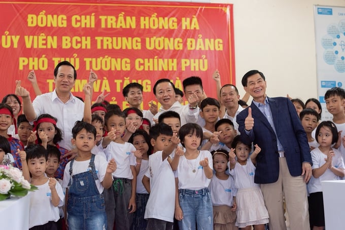 Mang tiền “vợ thưởng” lo cho trẻ em