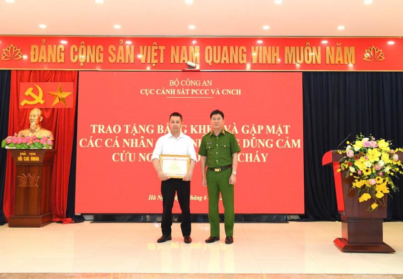 Trao bằng khen nam thanh niên leo tường cứu người trong đám cháy