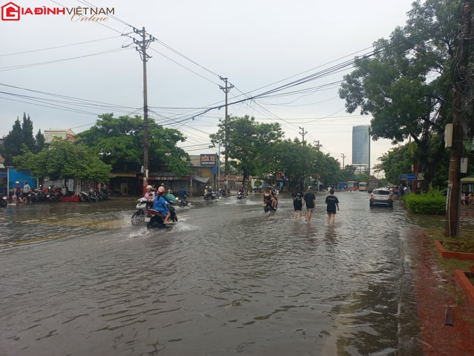 Hải Phòng mưa lớn, nhiều tuyến phố “hóa sông”